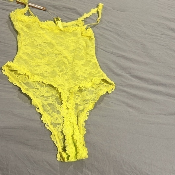 Skims Stretch Lace Intimates Thong Bodysuit - Picture 5 of 7